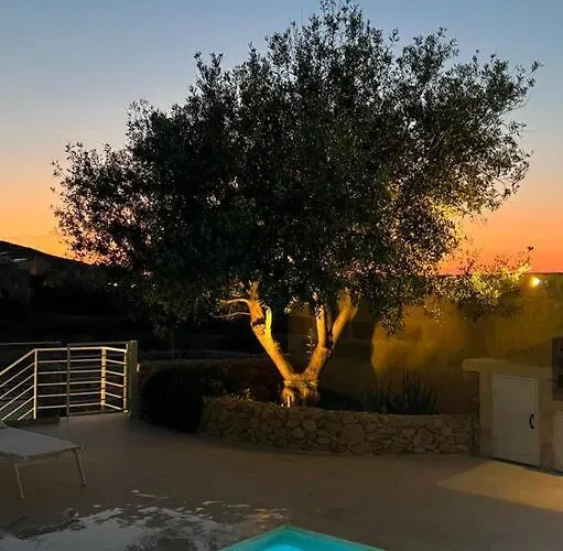 Blissful 4-bedroom With Pool Għasri